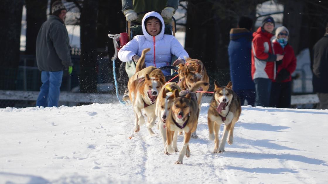 Foto de estudante de intercâmbio na Finlândia praticando esportes de inverno