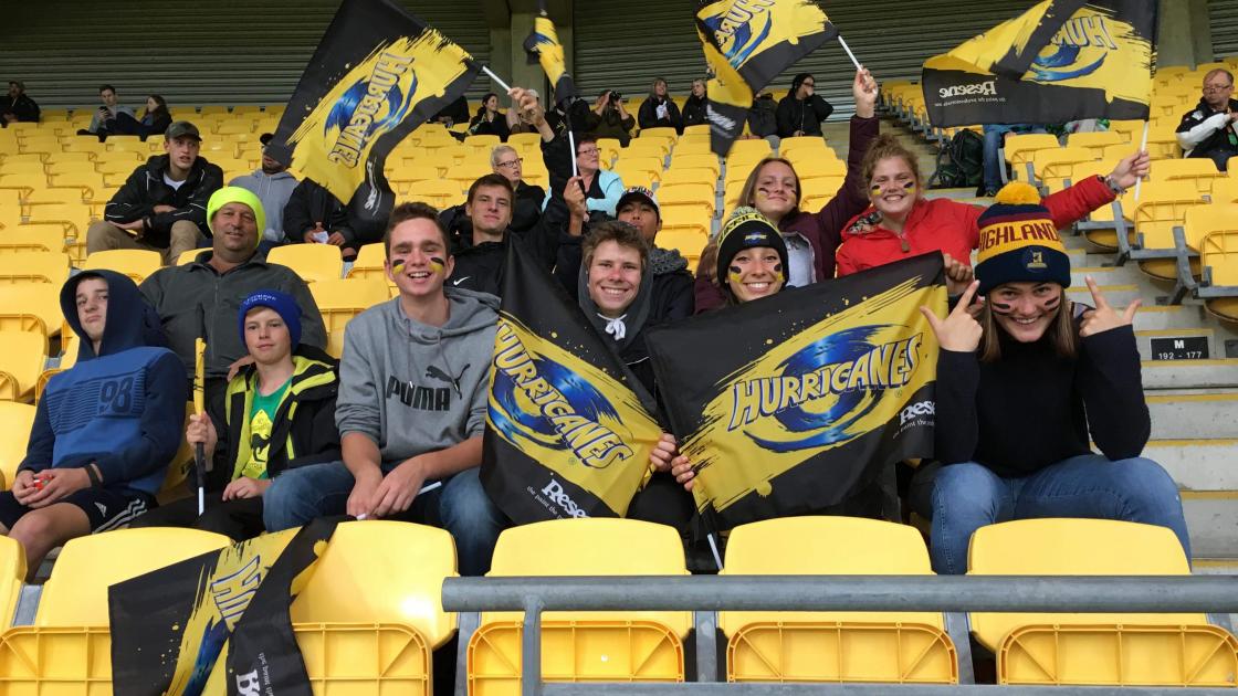 Foto de estudantes de intercâmbio em evento esportivo na Nova Zelândia
