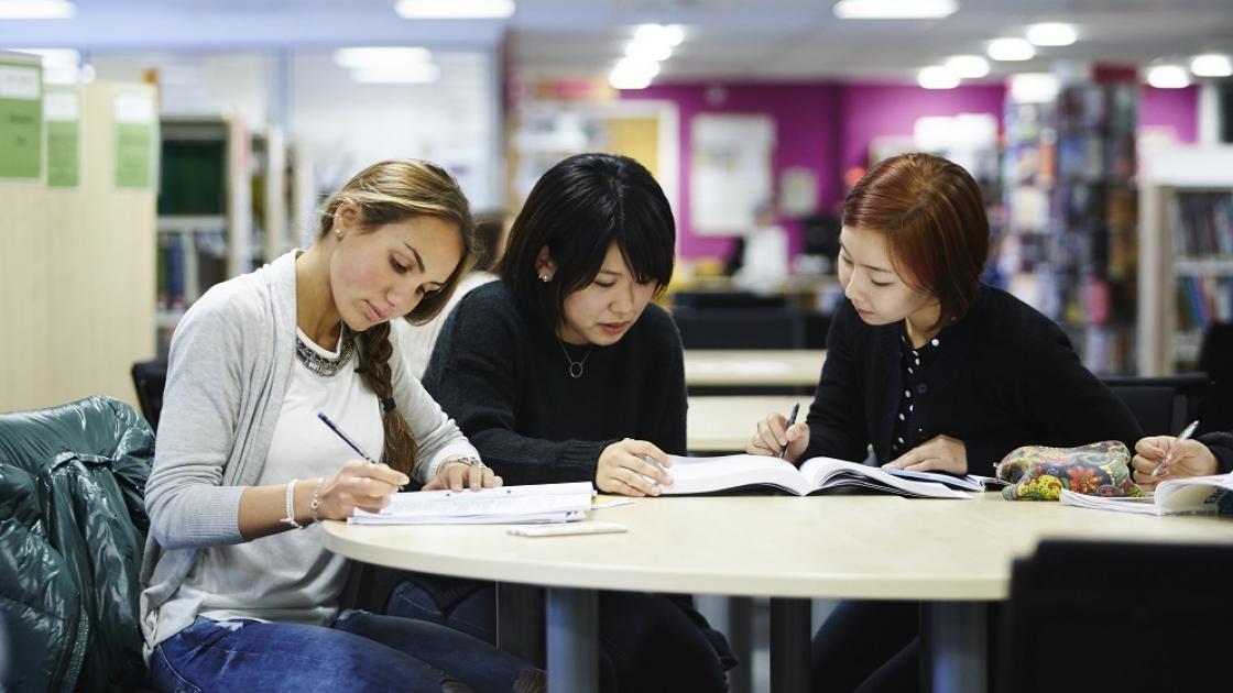 Foto de estudante de intercâmbio high school estudando na Escócia em escola pública